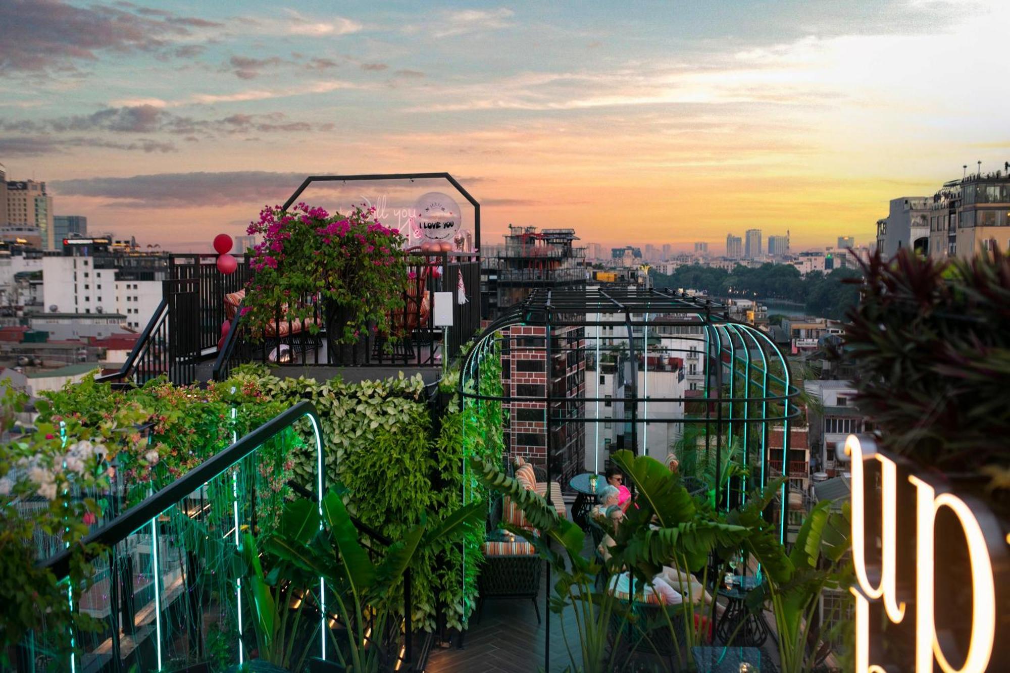 May De Ville Crown Hotel Hanoi Kültér fotó Rooftop garden in Mexico City