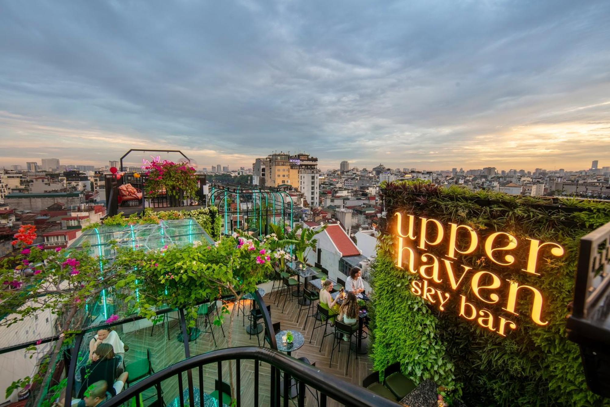 May De Ville Crown Hotel Hanoi Kültér fotó Upper Haven Sky Bar