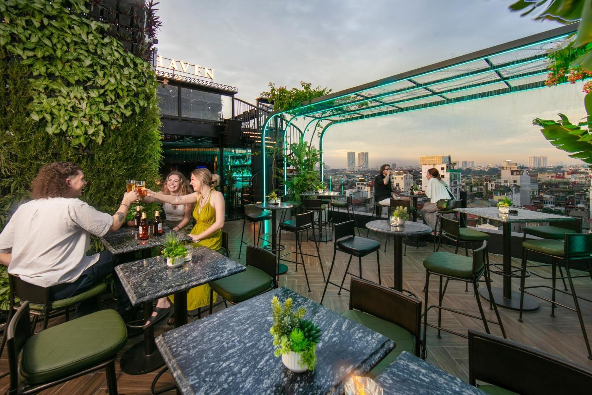 May De Ville Crown Hotel Hanoi Kültér fotó The rooftop bar