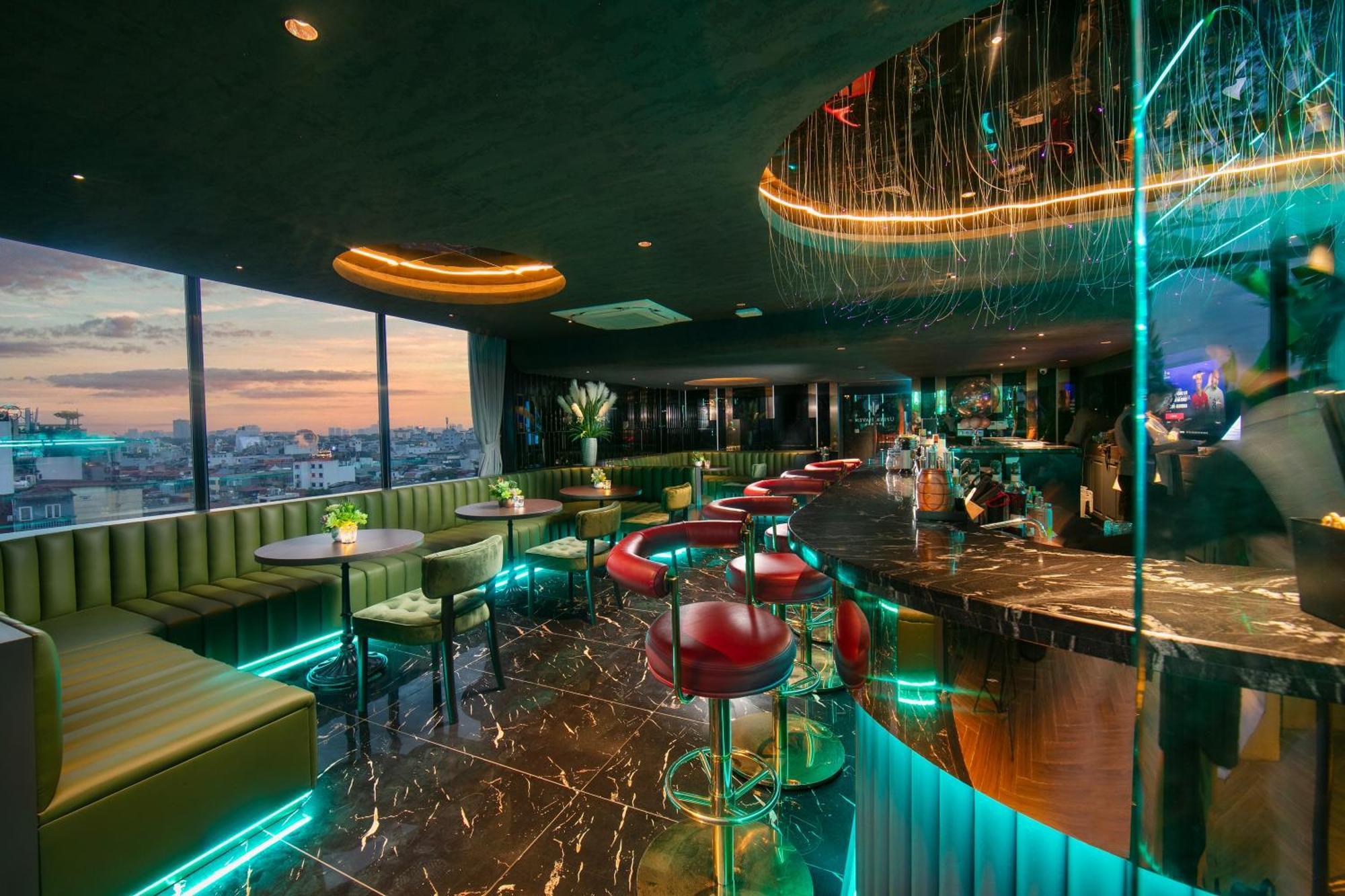 May De Ville Crown Hotel Hanoi Kültér fotó The 360° Sky Bar