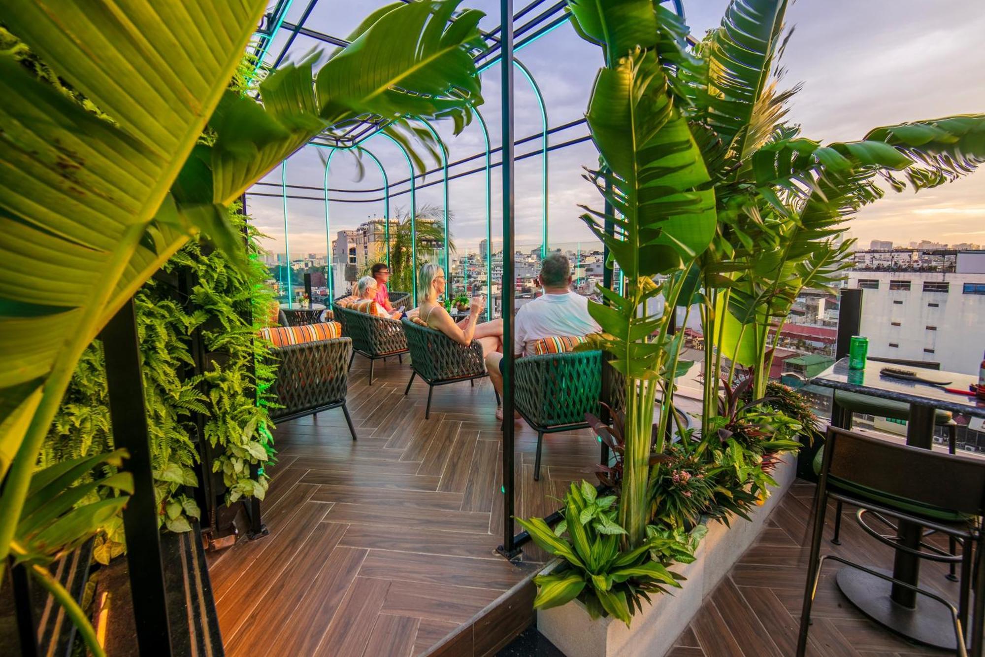 May De Ville Crown Hotel Hanoi Kültér fotó The rooftop bar at the hotel