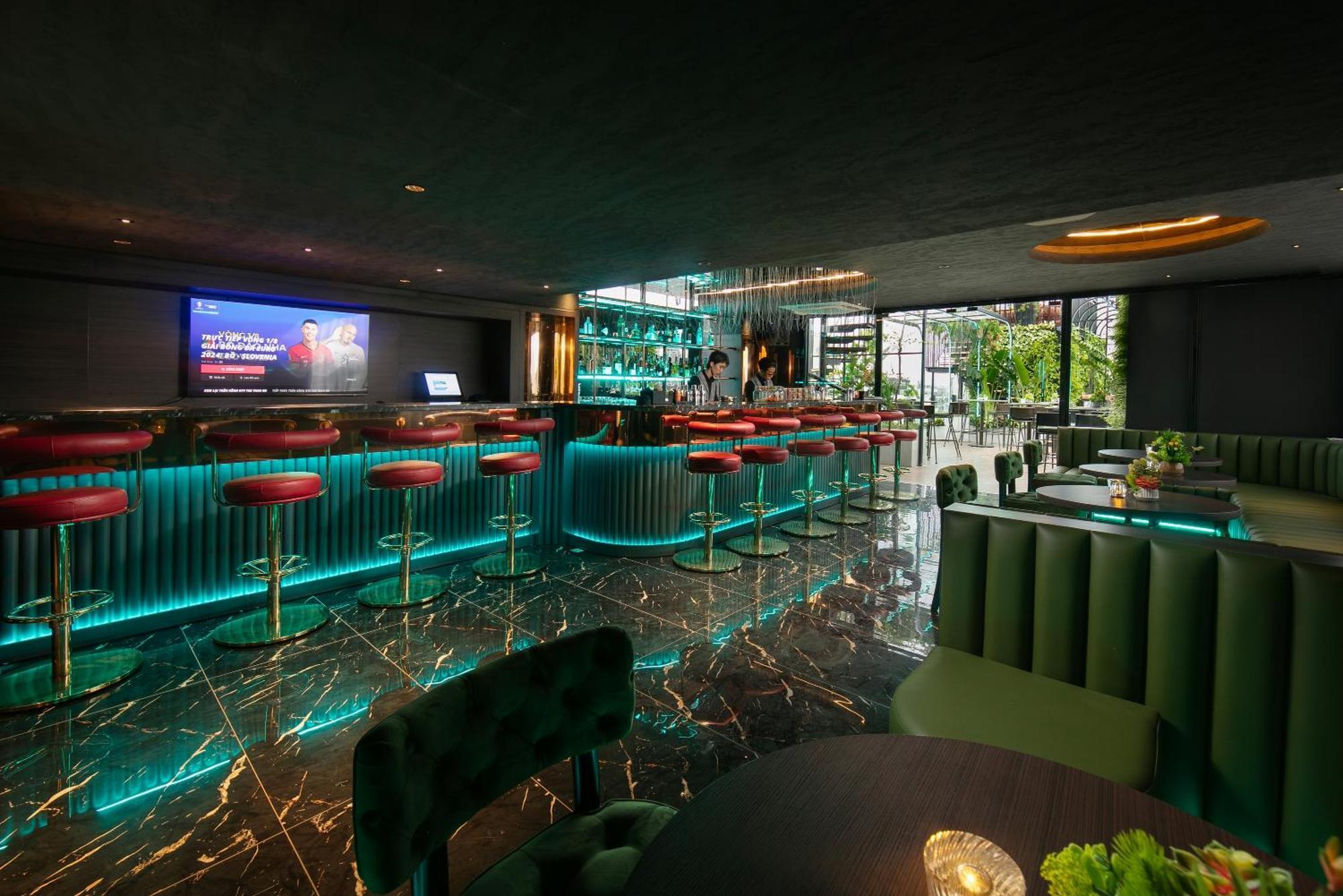 May De Ville Crown Hotel Hanoi Kültér fotó The bar at the 101 bar