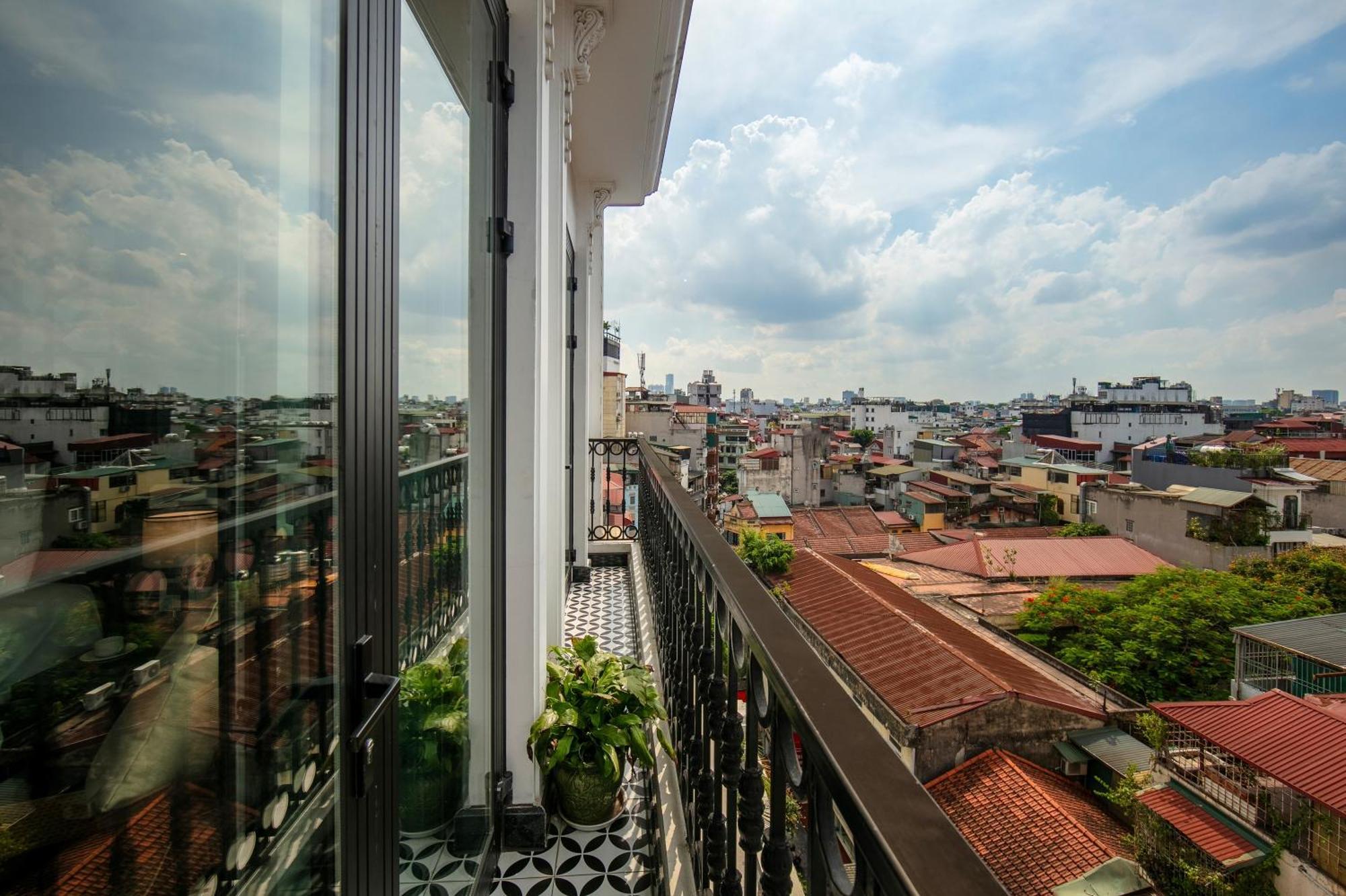 May De Ville Crown Hotel Hanoi Kültér fotó A view of the city from the balcony of a house in the district
