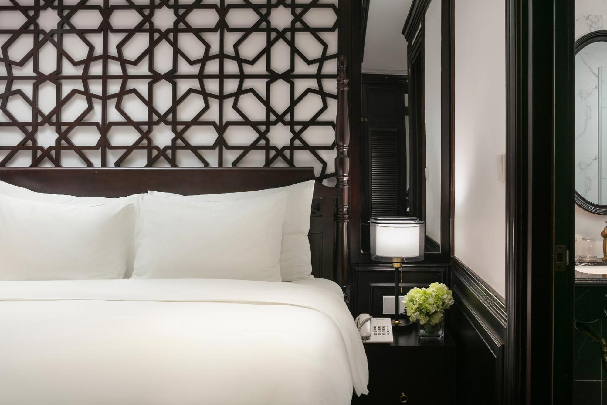 May De Ville Crown Hotel Hanoi Kültér fotó A bedroom at the Mandarin Oriental, Hanoi