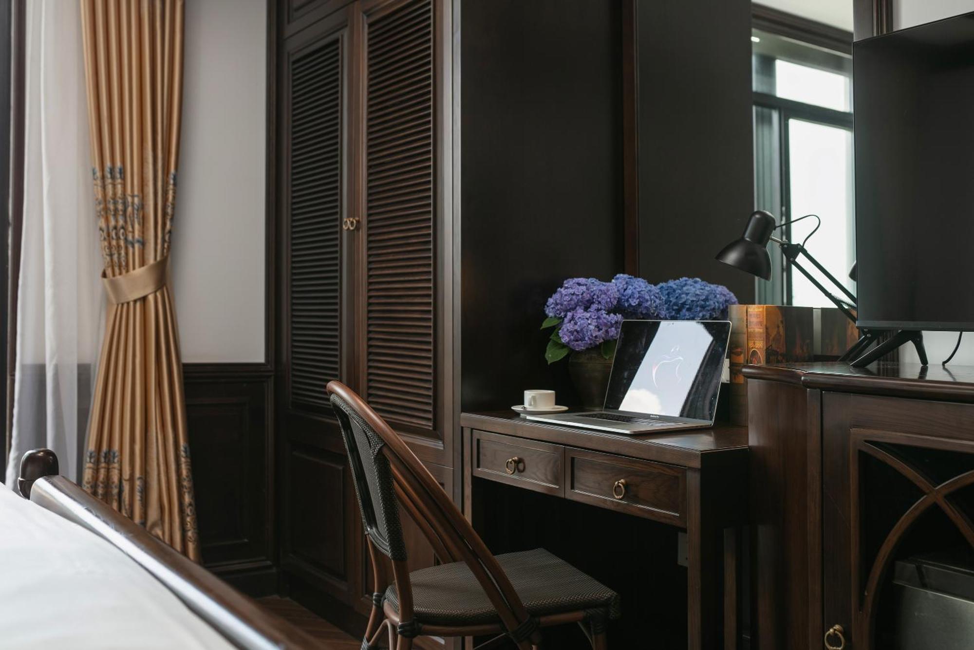 May De Ville Crown Hotel Hanoi Kültér fotó A room at the hotel
