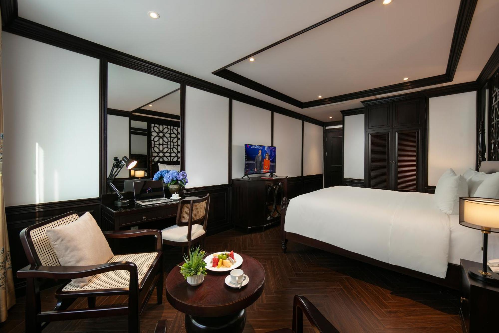 May De Ville Crown Hotel Hanoi Kültér fotó Deluxe Suite