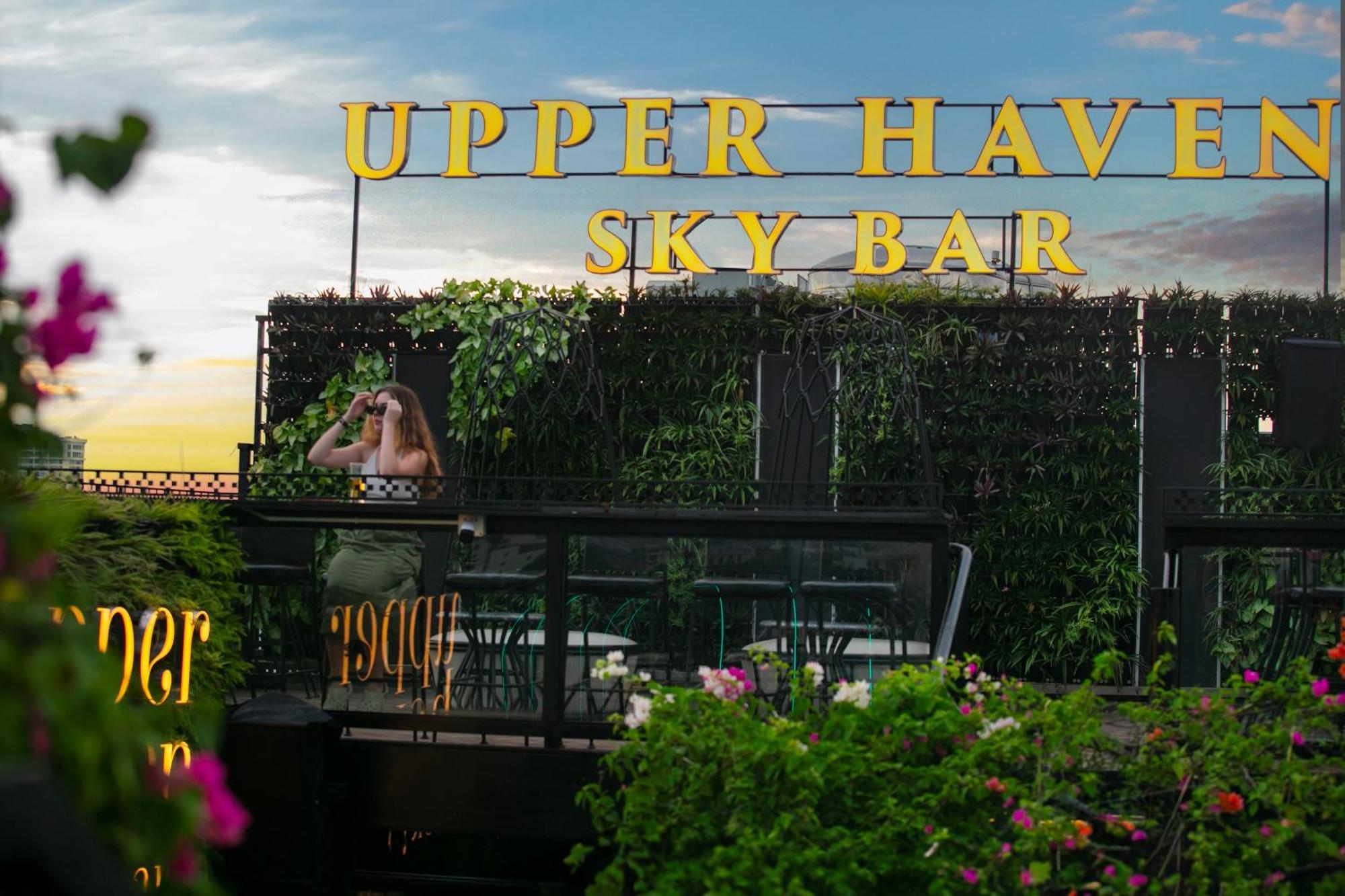 May De Ville Crown Hotel Hanoi Kültér fotó Upper Haven Sky Bar