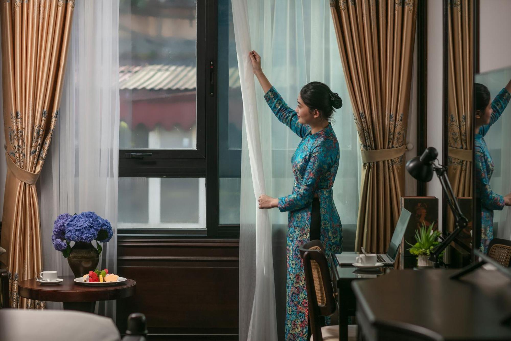 May De Ville Crown Hotel Hanoi Kültér fotó A Singapore Airlines flight attendant in the new kebaya