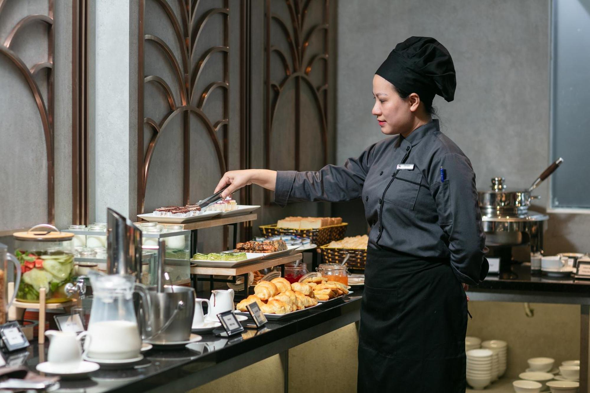 May De Ville Crown Hotel Hanoi Kültér fotó A cook at work
