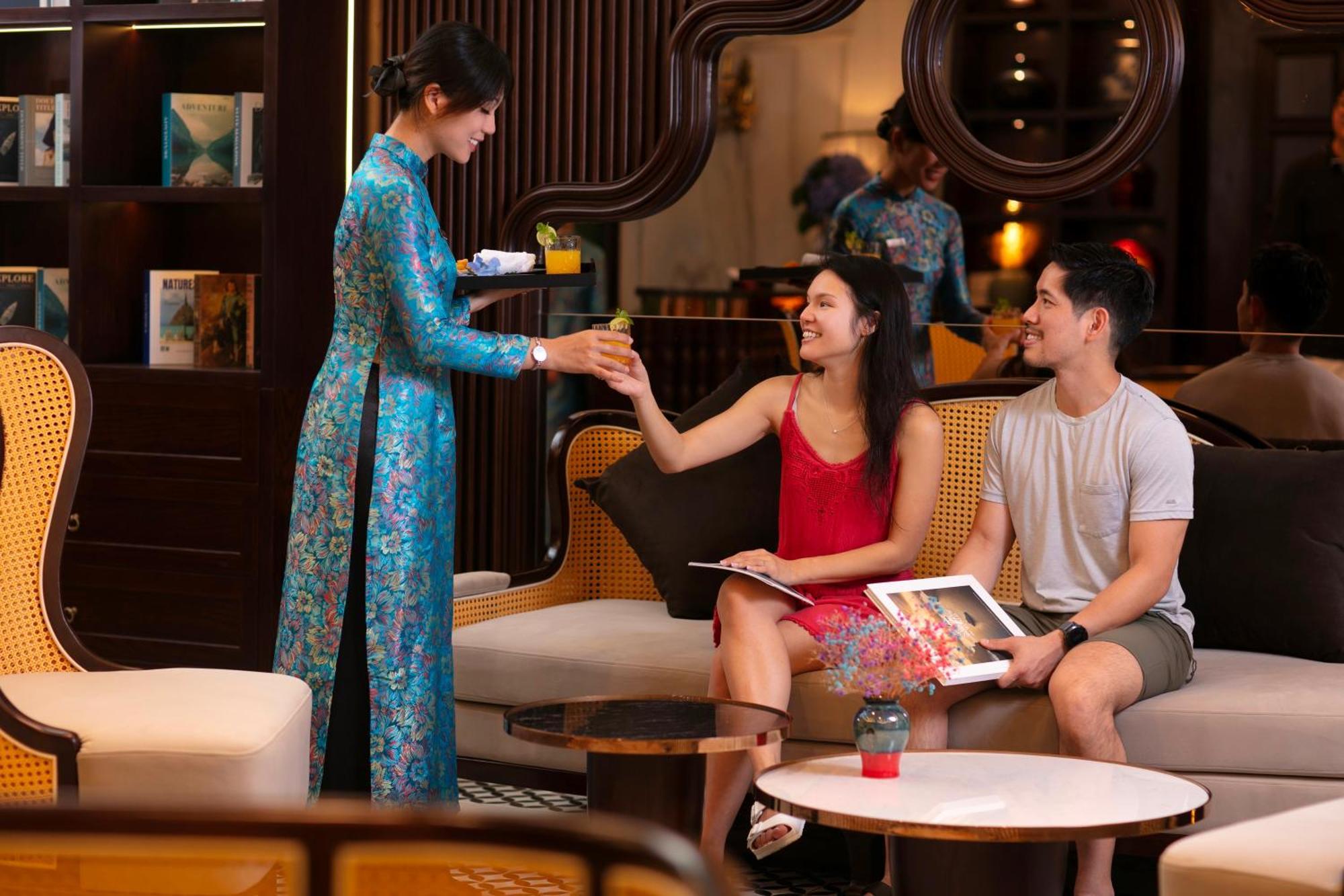 May De Ville Crown Hotel Hanoi Kültér fotó A Vietnamese woman wearing an áo dài