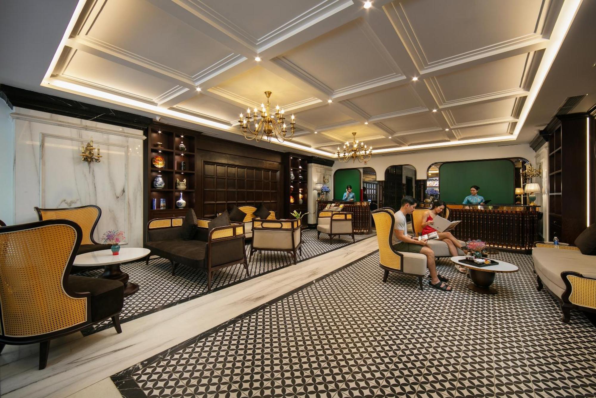 May De Ville Crown Hotel Hanoi Kültér fotó The lobby of the hotel