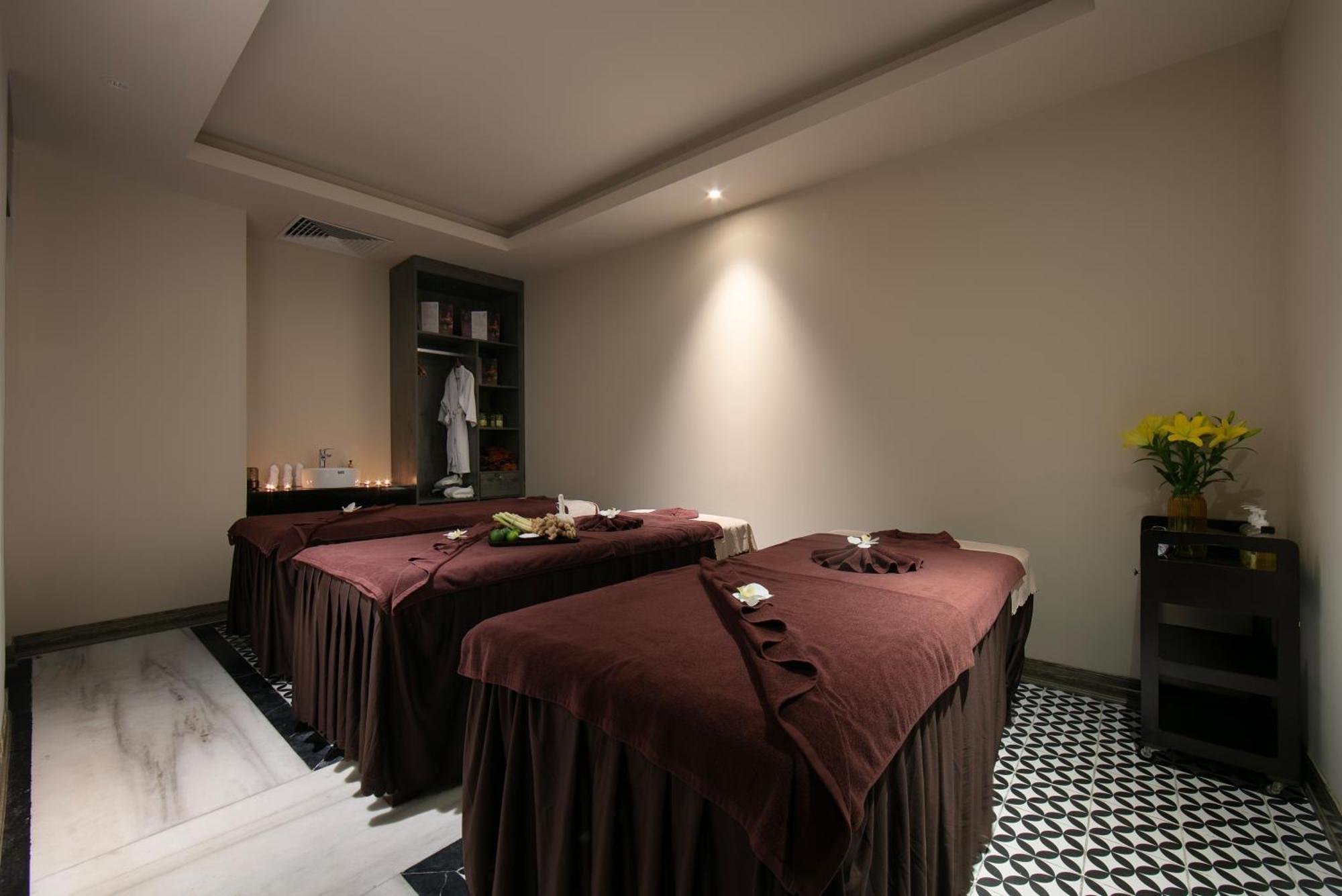 May De Ville Crown Hotel Hanoi Kültér fotó A massage room at a spa in Ho Chi Minh City, Vietnam