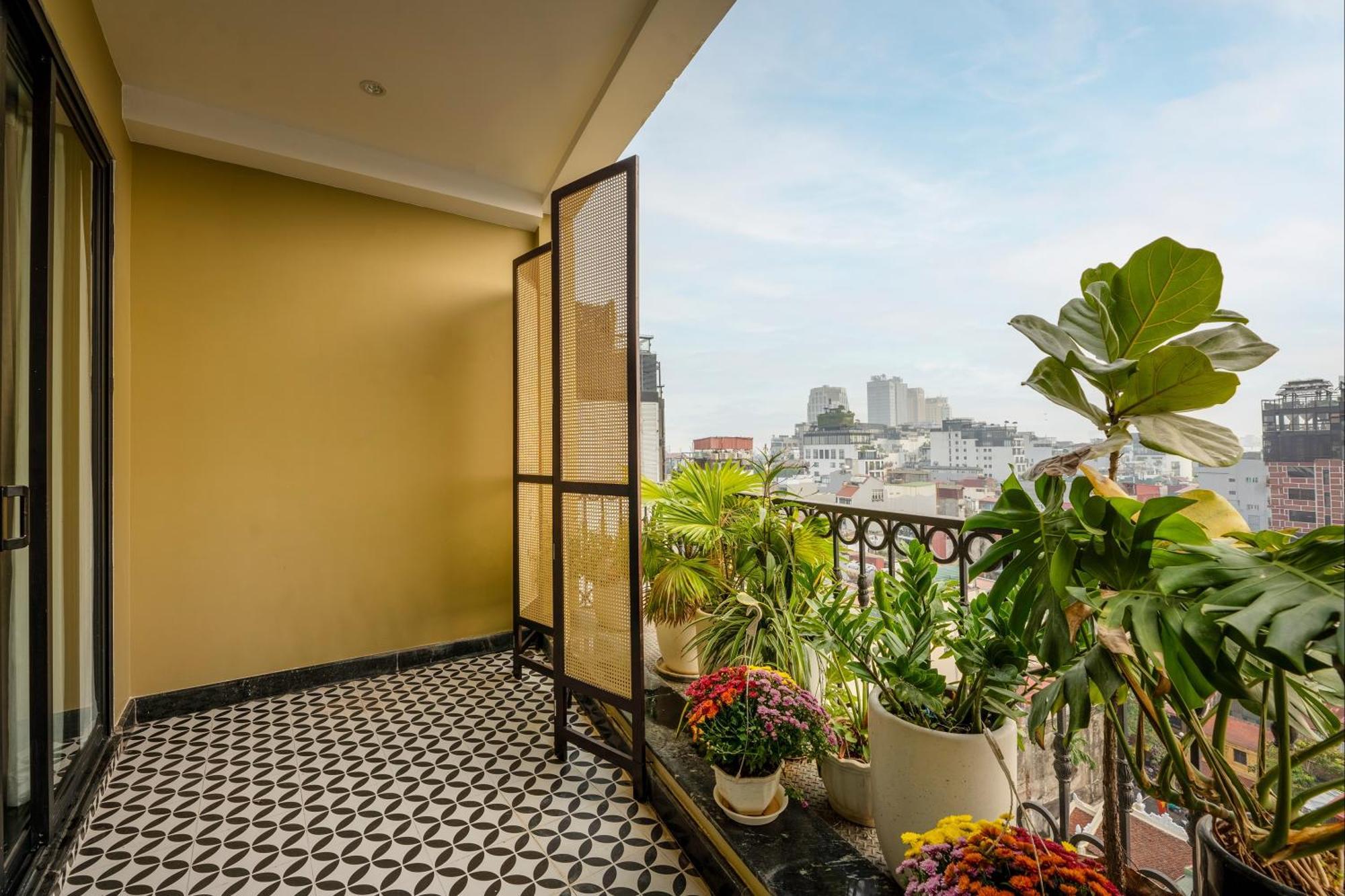 May De Ville Crown Hotel Hanoi Kültér fotó A balcony in Hanoi, Vietnam